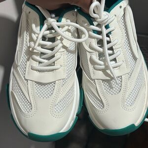 Steve Madden Sneakers White and Green Size 8M in WOMENS ONLY